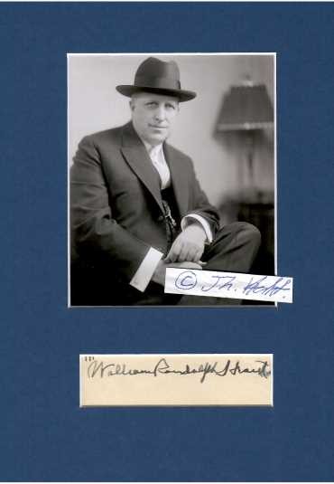 WILLIAM RANDOLPH HEARST (1863–1951) US-amerikanischer Medienunternehmer, Verleger und Medien-Tycoon. Er besaß Anfang des 20. Jahrhunderts die größte Zeitungskette in Amerika und gilt als einer der bedeutendsten und einflussreichsten Journalisten der amerikanischen Geschichte. Hearst zählte zu den reichsten Menschen der Welt und war Kunstsammler, Naturliebhaber und Hauptvorbild für die Titelfigur in Orson Welles’ Filmklassiker Citizen Kane (1941).