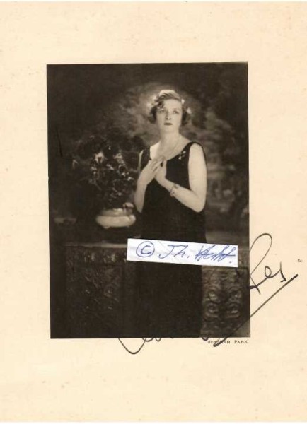 GLADYS COOPER (1888-1971) DBE, Dame, britische Film- und Theaterschauspielerin. Ihr Hollywood-Debüt gab sie 1940 in der Rolle der Schwester von Laurence Olivier in Alfred Hitchcocks Verfilmung Rebecca nach dem Roman von Daphne du Maurier, in der Verfilmung von My Fair Lady (in der Rolle als die Mutter von Prof. Higgins gespielt von Rex Harrison).