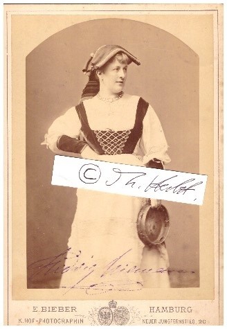 HEDWIG NIEMANN-RAABE (geb. HEDWIG RAABE, 1844-1905) dt. Schauspielerin, verheiratet mit dem Opernsänger Albert Niemann (1831-1917) , seit der Gründung 1883 Mitglied des Deutschen Theaters in Berlin