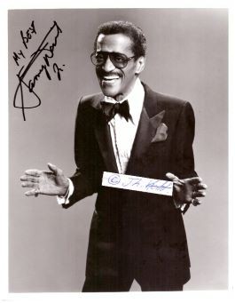 SAMMY DAVIS, JR. (1925-90) US-amerikanischer Unterhaltungskünstler, Sänger und Schauspieler. Mit seinem vielseitigen Talent, Lieder mit der ihm eigenen Leichtigkeit und Eleganz zu singen, zu tanzen und darstellerisch zu veranschaulichen, avancierte er zu dem US-amerikanischen Allround-Entertainer.