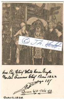 WHITE HORSE EAGLE (1822- nach 1930) vorgeblich BIG CHIEF der OSAGEN INDIANER / Er besuchte mit seiner weißen Frau (Queen Wa-The-Na) u. a. am 18. Juni 1929 Karl Mays Grab und auch das Karl-May-Museum in Radebeul, wo er für eine Postkartenserie posierte. Auch im Zirkus Stosch-Sarrasani trat er auf und wurde schnell Liebling des Publikums.