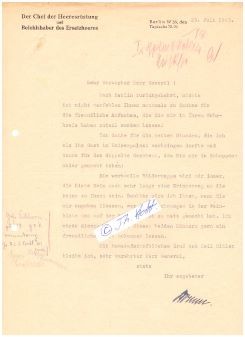 FRIEDRICH FROMM (1888- als Widerstandskämpfer am 12. März 1945 in Brandenburg an der Havel erschossen) deutscher Heeresoffizier, im Zweiten Weltkrieg zuletzt Generaloberst. Von 1939 bis zum Attentat auf Adolf Hitler am Umsturzversuch am 20. Juli 1944 war er Befehlshaber des Ersatzheeres. Er beteiligte sich nicht aktiv an den Umsturzplänen, tolerierte sie aber und war bereit, sich im Falle von Hitlers Tod aktiv zu beteiligen. Nach dem Scheitern des Putsches ließ er die Verschwörer hinrichten. Er wurde vom Volksgerichtshof wegen „Feigheit vor dem Feind“ zum Tode verurteilt.