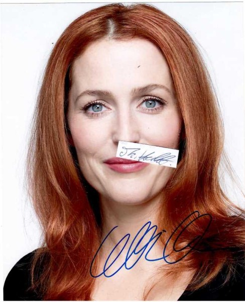 GILLIAN ANDERSON, OBE (1968) US-amerikanische Schauspielerin und Autorin. Sie erlangte durch ihre Rolle als FBI-Agentin Dana Scully in der US-Fernsehserie Akte X – Die unheimlichen Fälle des FBI große Bekanntheit. Für diese Rolle und ihre Darstellung der Margaret Thatcher in der britischen Fernsehserie The Crown erhielt sie jeweils einen Golden Globe sowie einen Emmy.