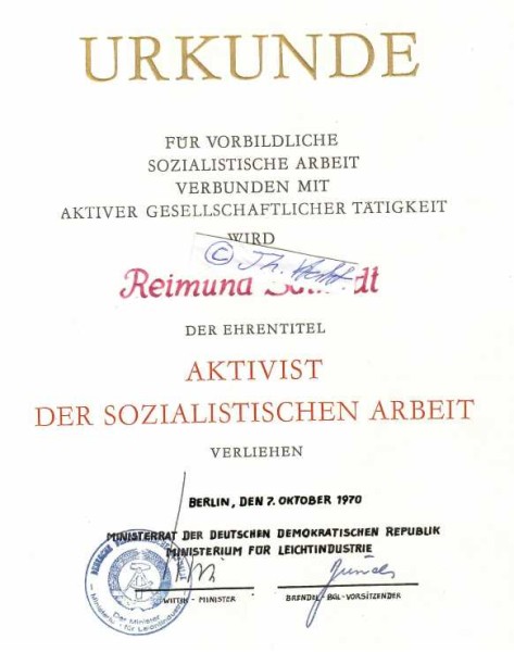 JOHANN WITTIK (1923) deutscher Politiker der SED, Diplomat der DDR und Kombinatsdirektor. Er war Mitglied des Zentralkomitees der SED. Minister für Leichtindustrie. Nach seiner Ablösung als Minister war er von August 1973 bis 1976 Botschafter der DDR in der Volksrepublik China.