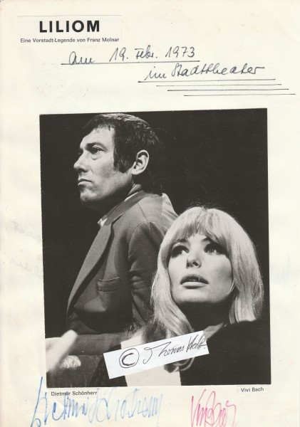 VIVI BACH (1939-2013) dänisch-deutsche Schauspielerin und Sängerin; DIETMAR SCHÖNHERR ( (1926-2014) österreichischer Schauspieler, Moderator, Hörspielsprecher, Synchronsprecher, Schlagersänger, Schriftsteller, Übersetzer und Regisseur