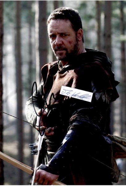 RUSSELL CROWE (1964) neuseeländischer Filmschauspieler, Regisseur, Musiker und Produzent mit Wohnsitz in Australien.[1] Die Darstellung des römischen Feldherren Maximus Decimus Meridius im Kinofilm Gladiator, für die er 2001 einen Oscar erhielt, machte ihn weltweit bekannt.