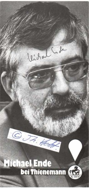 MICHAEL ENDE (1929-95) deutscher Schriftsteller. Er zählt zu den erfolgreichsten deutschen Jugendbuchautoren. Bücher wie Die unendliche Geschichte, Momo und Jim Knopf und Lukas der Lokomotivführer waren internationale Erfolge und wurden vielfach für Film, Fernsehen und Theater adaptiert. Endes Werke verkauften sich gemäß Verlagsangaben weltweit über 35 Millionen Mal und wurden in mehr als 50 Sprachen übersetzt.