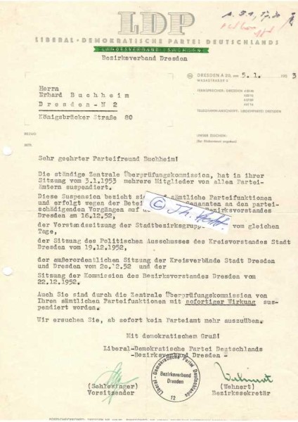 ARTUR SCHLESINGER (1890-1981) deutscher Politiker der DDR-Blockpartei LDPD und Automobilrennfahrer. In den 1920er bis in die 1930er Jahre war Schlesinger Vertreter der Adlerwerke mit Automobilsalon in Görlitz. Als Rennfahrer gewann er in dieser Zeit bei über 20 Autorennen, so zum Beispiel 1924 das Bergrennen in Zobten bei Breslau. 1944 schloss Schlesinger sich einer Widerstandsgruppe an. Mit seinen Kampfgefährten war er an der Übergabe von Görlitz an die Rote Armee beteiligt und konnte somit die Zerstörung der Stadt mit verhindern. Er war 1949 bis 1952 Abgeordneter des Sächsischen Landtages, 1950 bis 1958 Mitglied der Volkskammer sowie 1951 bis 1952 sächsischer Minister für Gesundheitswesen.