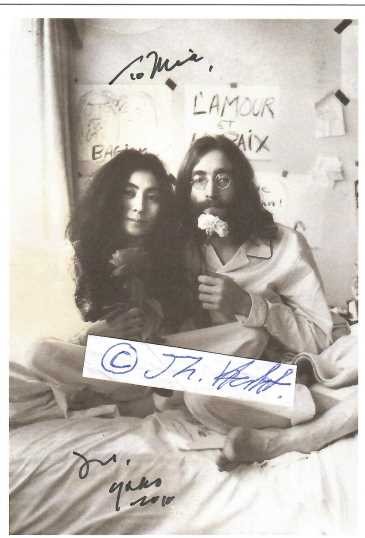 YOKO ONO (1933)japanisch-amerikanische Künstlerin, Filmemacherin, Experimentalkomponistin und Sängerin. Sie gilt als eine der bedeutendsten Vertreterinnen der Fluxus-Bewegung. Bereits vor ihrer Ehe mit dem „Beatle“ John Lennon hatte sich Ono Anfang der 1960er Jahre in Künstlerkreisen einen Namen gemacht und trat zunehmend als Friedens- und Menschenrechtsaktivistin auf.